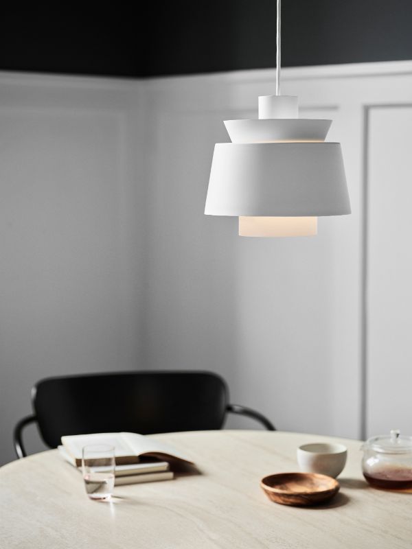 Wisząca lampa Utzon JU1 z białym kloszem