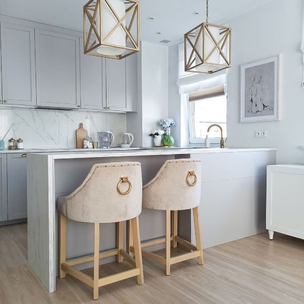 Wisząca lampa w złotym kolorze New York z białym abażurem