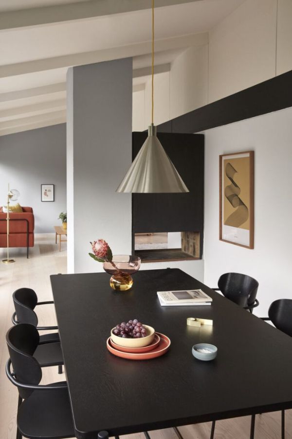 Wisząca lampa Yama w srebrnym kolorze o stożkowym kształcie