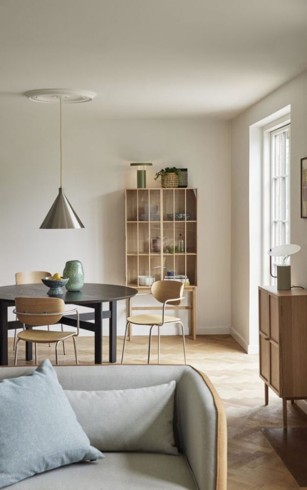 Wisząca lampa Yama w srebrnym kolorze o stożkowym kształcie