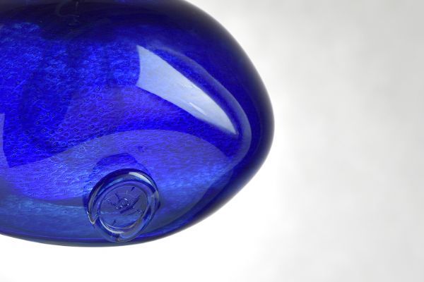 Wisząca lampa ze szkła Meduse w kolorze kobaltu