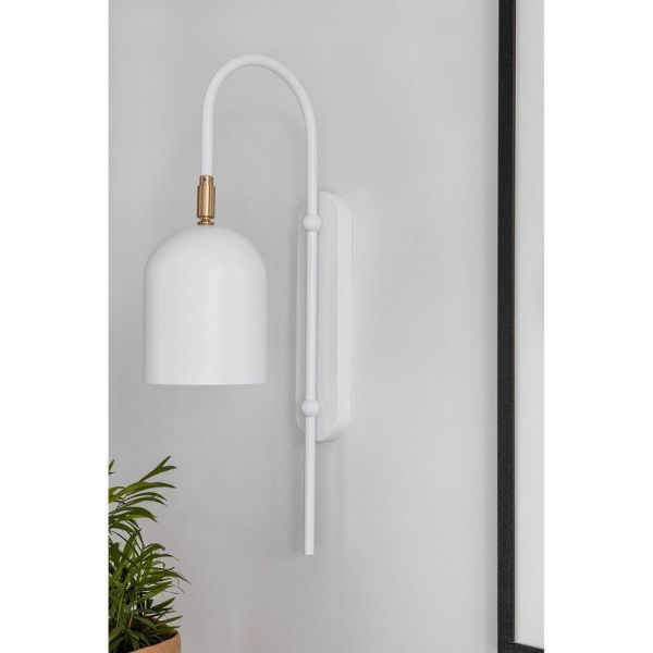 Wysoki biały kinkiet Taku z eleganckim złotym akcentem