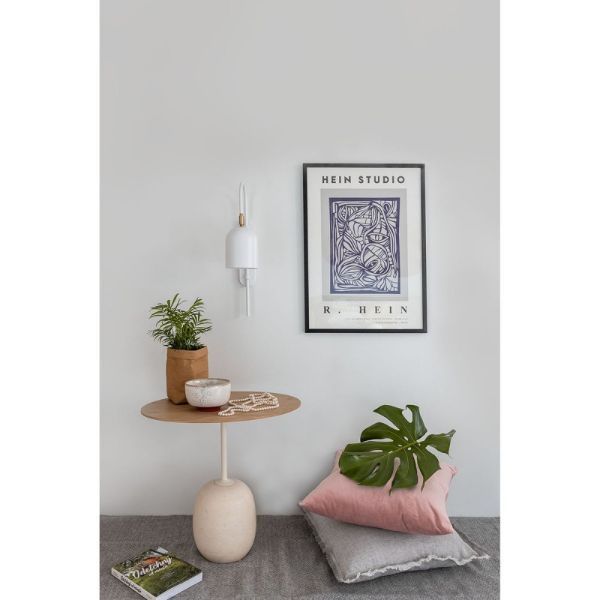 Wysoki biały kinkiet Taku z eleganckim złotym akcentem