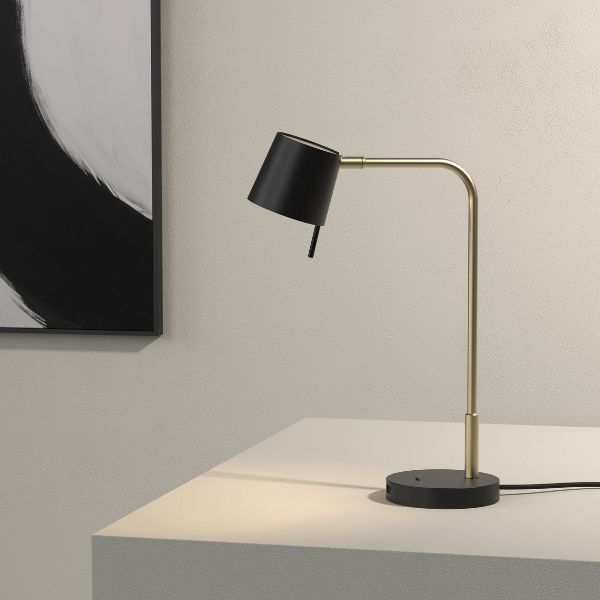Złota lampa biurkowa Miura z portem USB