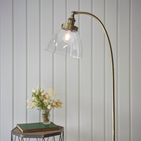 Złota lampa podłogowa Hansen z regulowanym szklanym kloszem