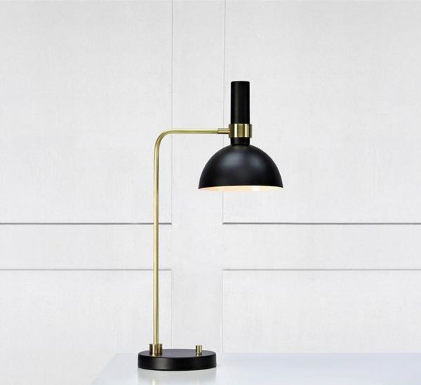 Złota lampa stołowa Larry z czarnym kloszem