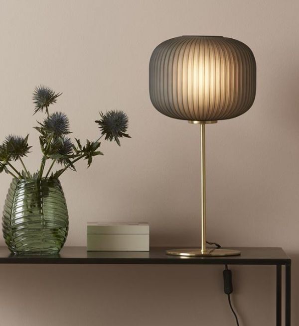 Złota lampa stołowa Sober z kloszem w odcieniu dymionym