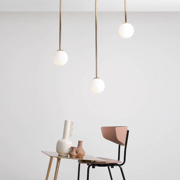 Złota lampa sufitowa Pinne M ze szklaną kulą