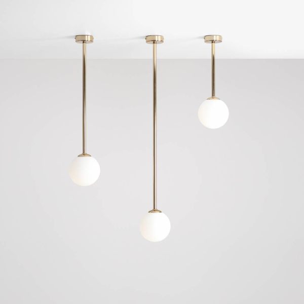 Złota lampa sufitowa Pinne M ze szklaną kulą
