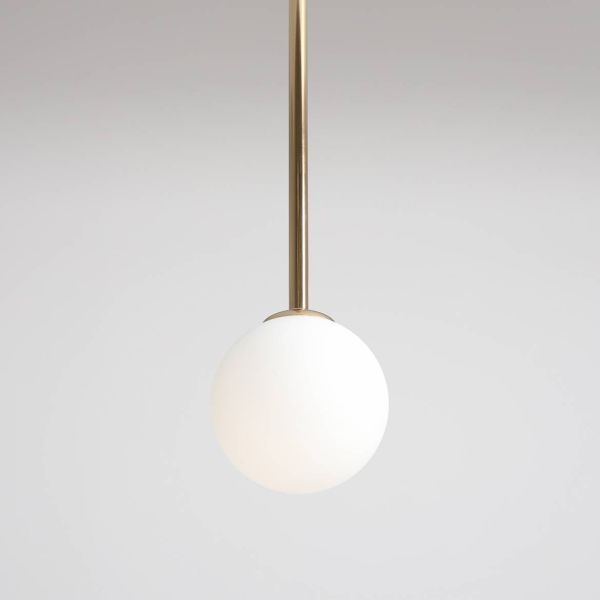 Złota lampa sufitowa Pinne M ze szklaną kulą
