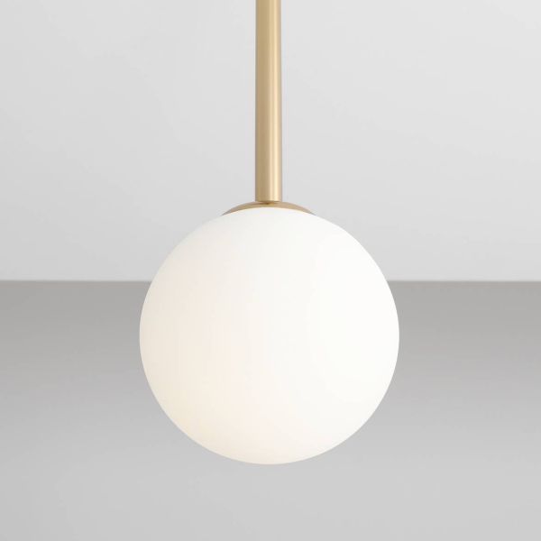 Złota lampa sufitowa Pinne M ze szklaną kulą
