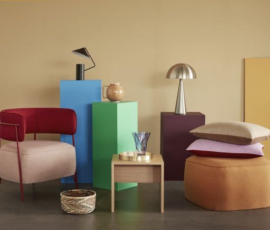 Złota lampka stołowa Mush z obszernym kloszem