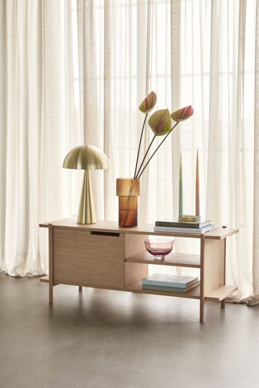 Złota lampka stołowa Mush z obszernym kloszem