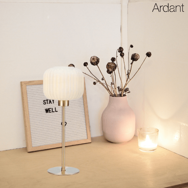 Złota stołowa lampa Sober z mlecznym, prążkowanym kloszem