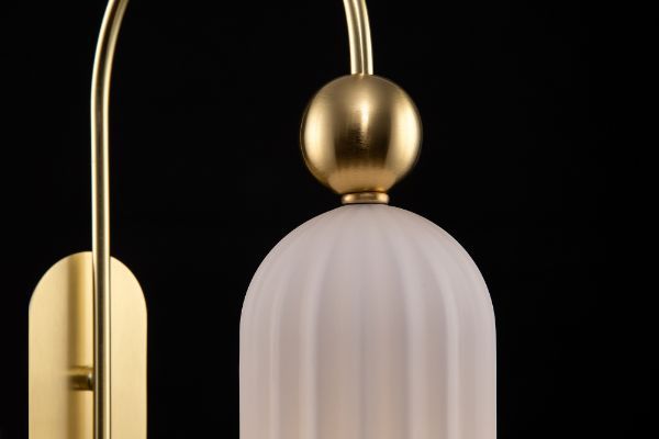 Złoty kinkiet Antic z mlecznym kloszem