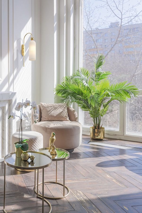 Złoty kinkiet Antic z mlecznym kloszem