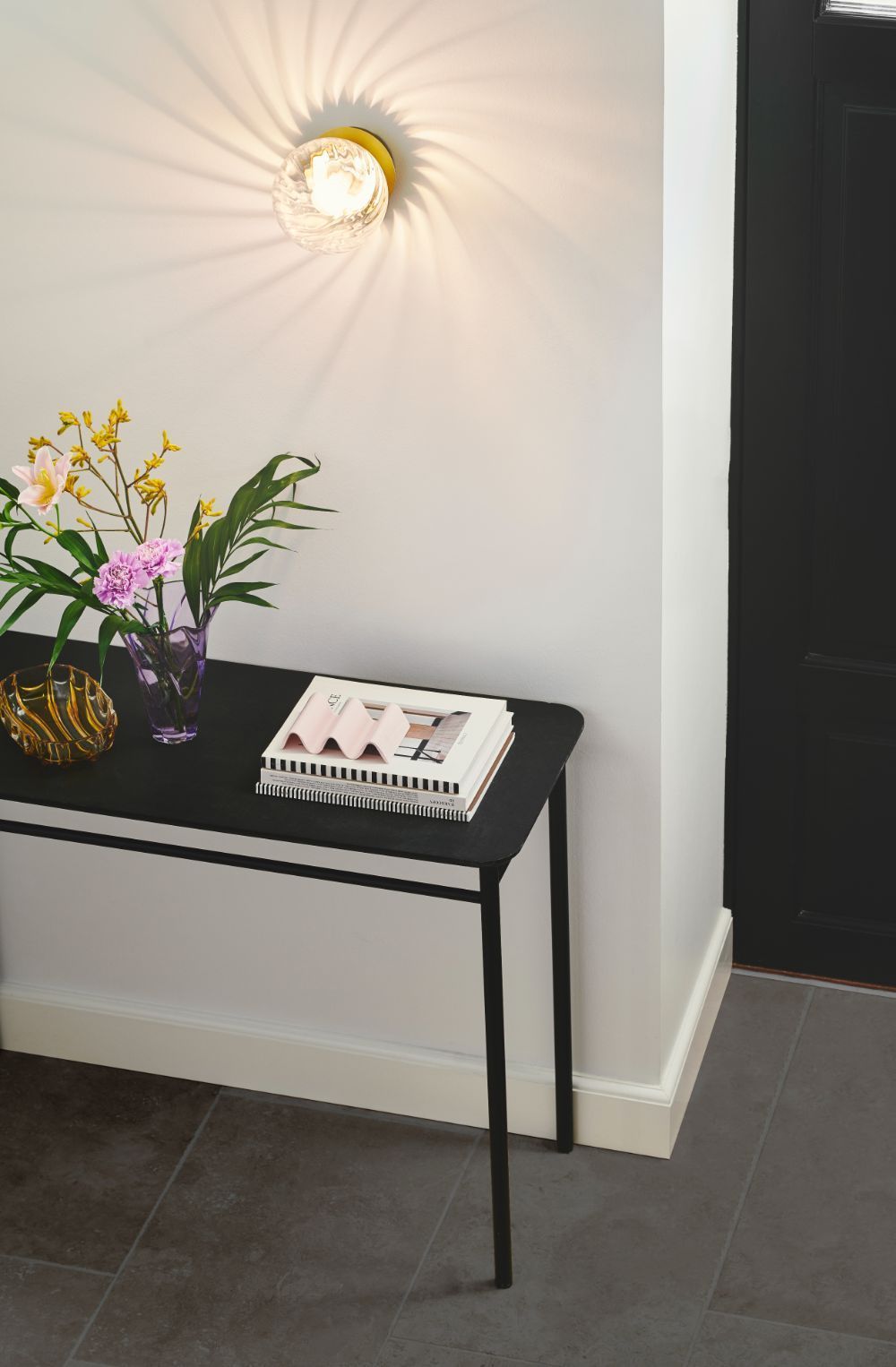 Złoty kinkiet Chisell z kloszem ze szkła