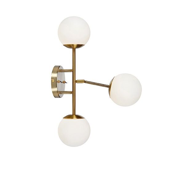 Złoty kinkiet Trinity z mlecznym szkłem