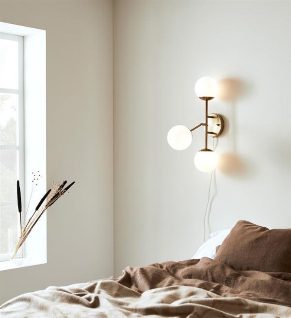 Złoty kinkiet Trinity z mlecznym szkłem