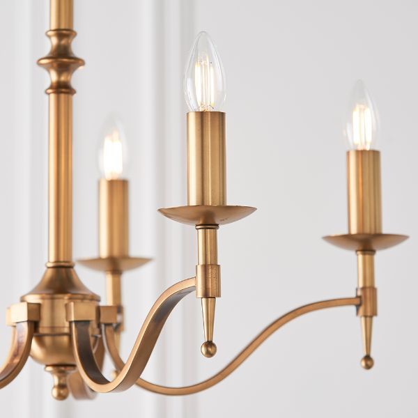 Żyrandol Stanford od Interiors z 5 żarówkami w odcieniu starego złota