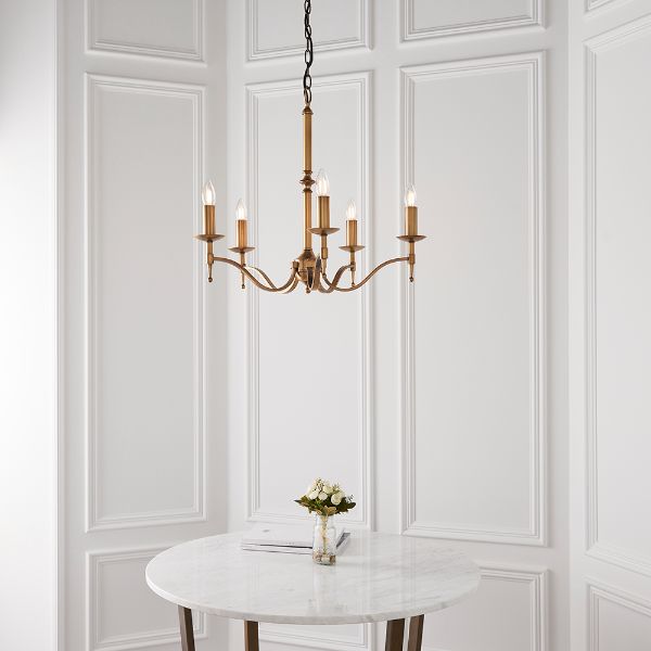 Żyrandol Stanford od Interiors z 5 żarówkami w odcieniu starego złota