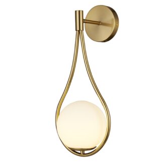 Złoty kinkiet kula Drop do toaletki z białym, szklanym kloszem na mosiężnym, wygiętym ramieniu. Elegancka lampa ścienna w kształcie kropli z okrągłą podstawą. Nowoczesne oświetlenie dekoracyjne w stylu glamour do sypialni.