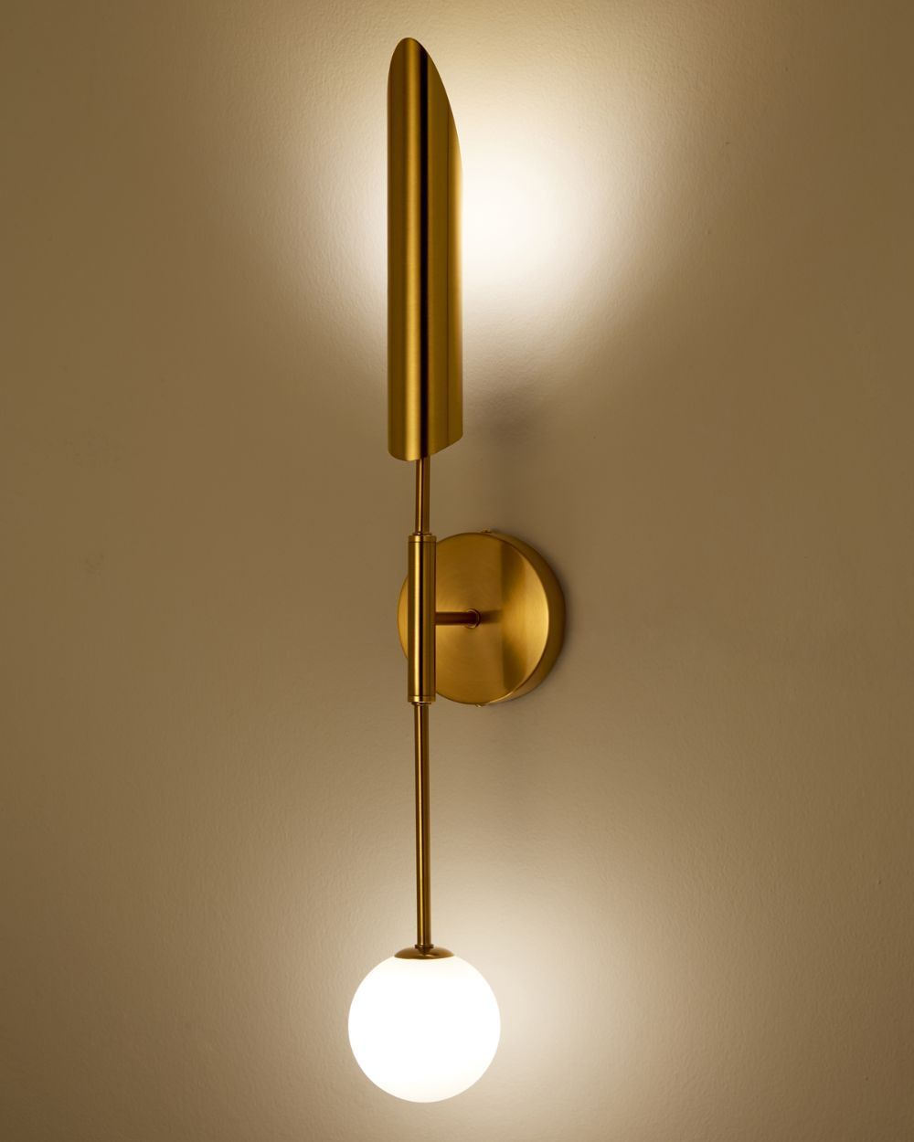 Złoty kinkiet Mika do eleganckiej garderoby