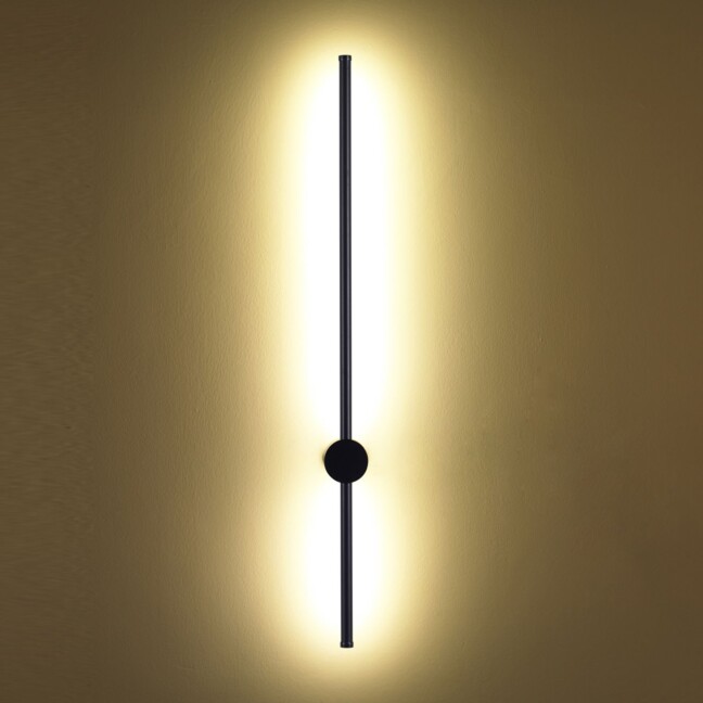 Czarna, 100-centymetrowa lampa ścienna Sparo do salonu