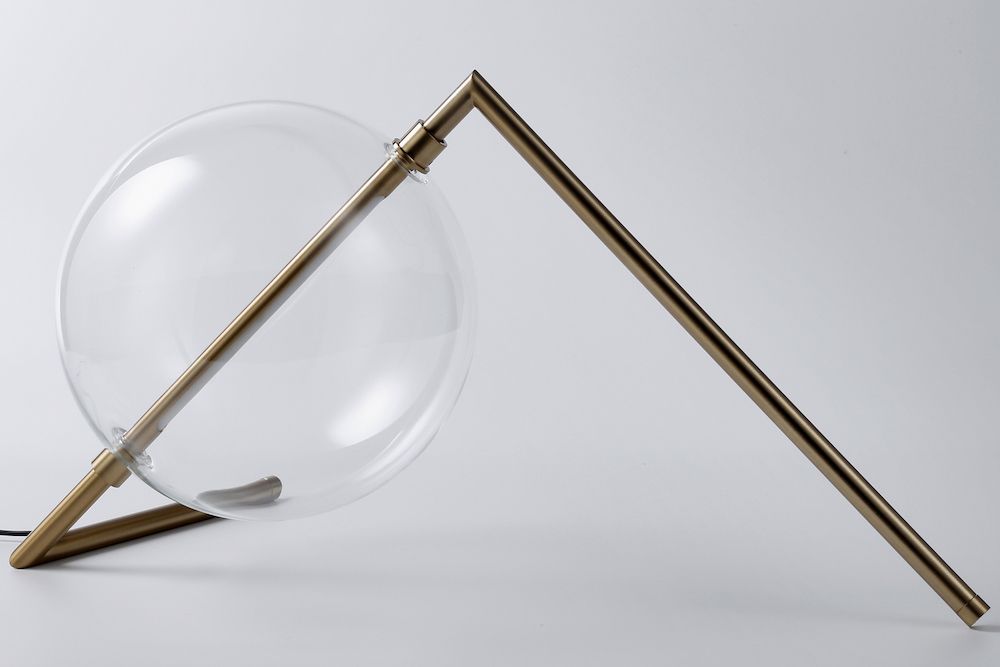 Złota lampa stołowa Amore z oświetleniem LED