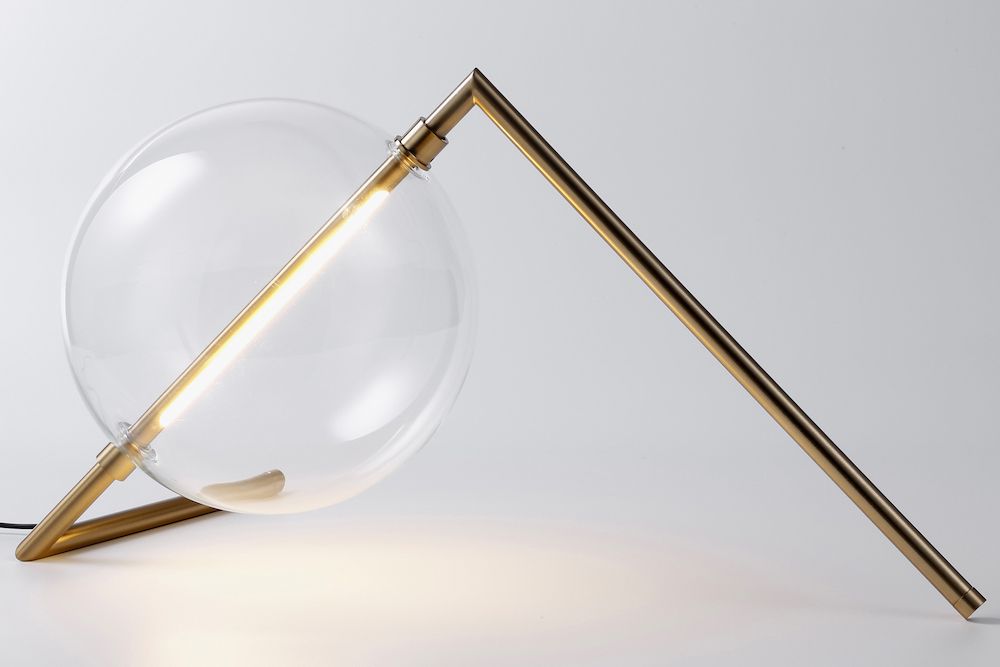 Złota lampa stołowa Amore z oświetleniem LED