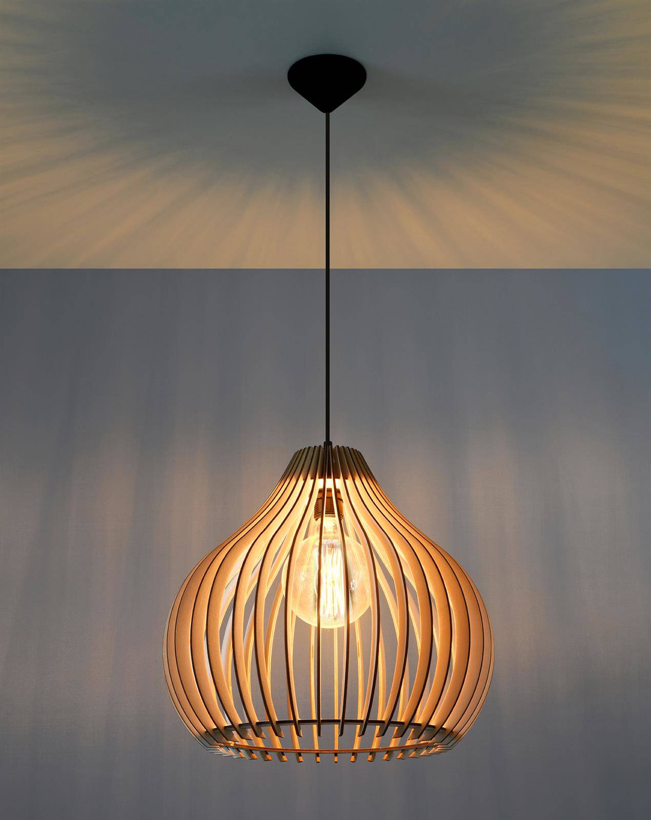 Wisząca lampa Aprilla z kloszem wykonanym z drewna