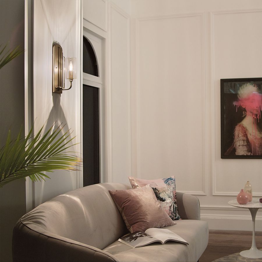 Kinkiet Kimrose w kolorze szczotkowanego mosiądzu, idealny do przedpokoju