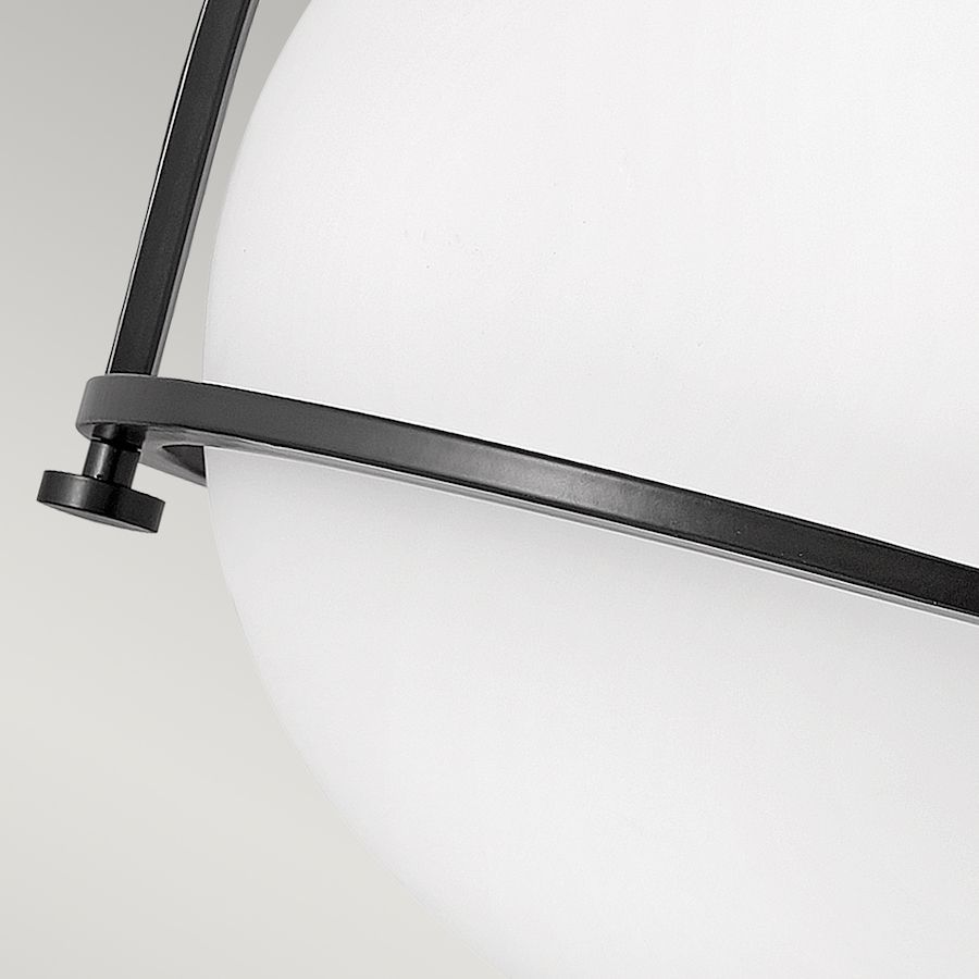 Plafon Somerset z jednym punktem świetlnym, wykonany z opalowego szkła w kolorze czarnym