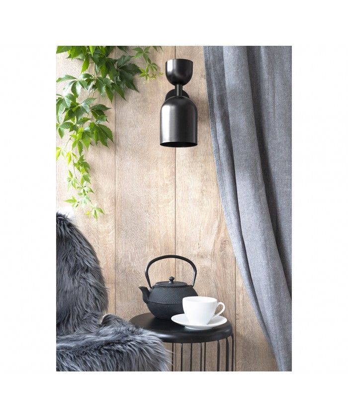 Czarny lakierowany kinkiet Supuru w minimalistycznym stylu