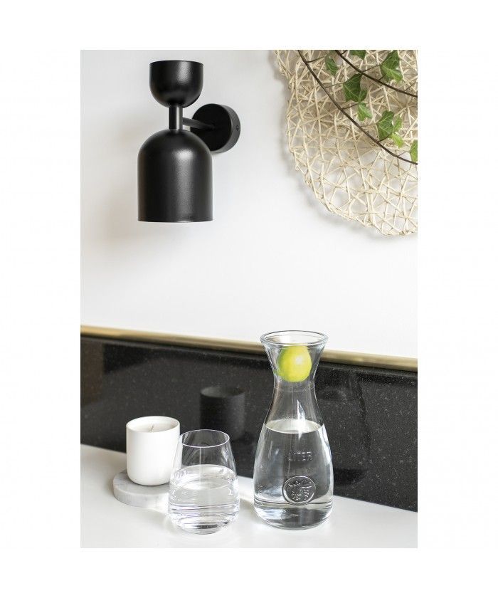 Czarny lakierowany kinkiet Supuru w minimalistycznym stylu