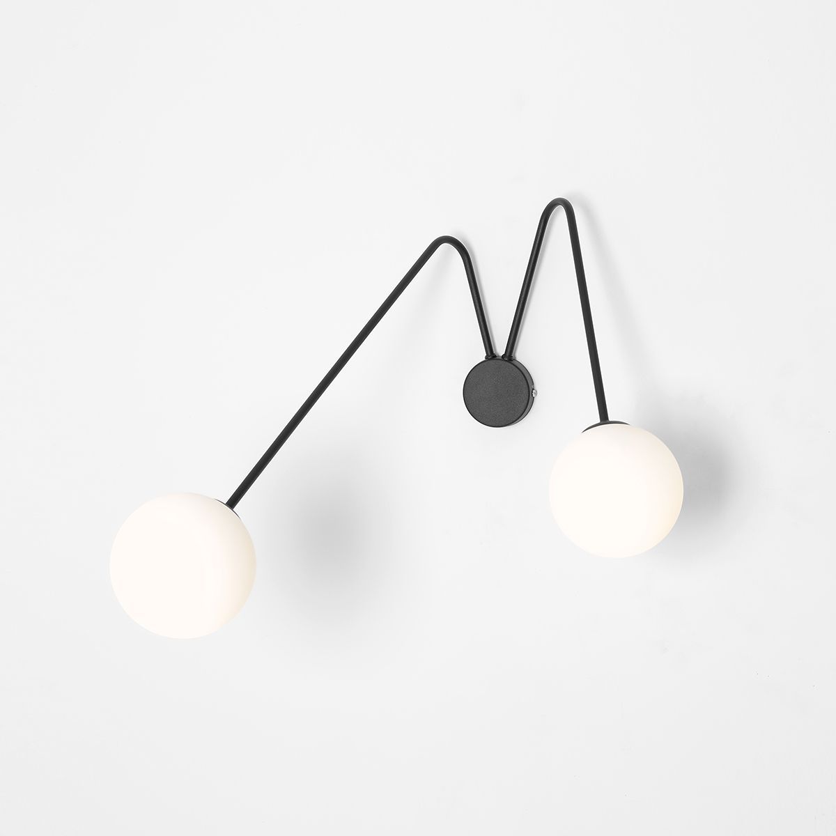 Duży kinkiet Holm z dwoma mlecznymi kloszami