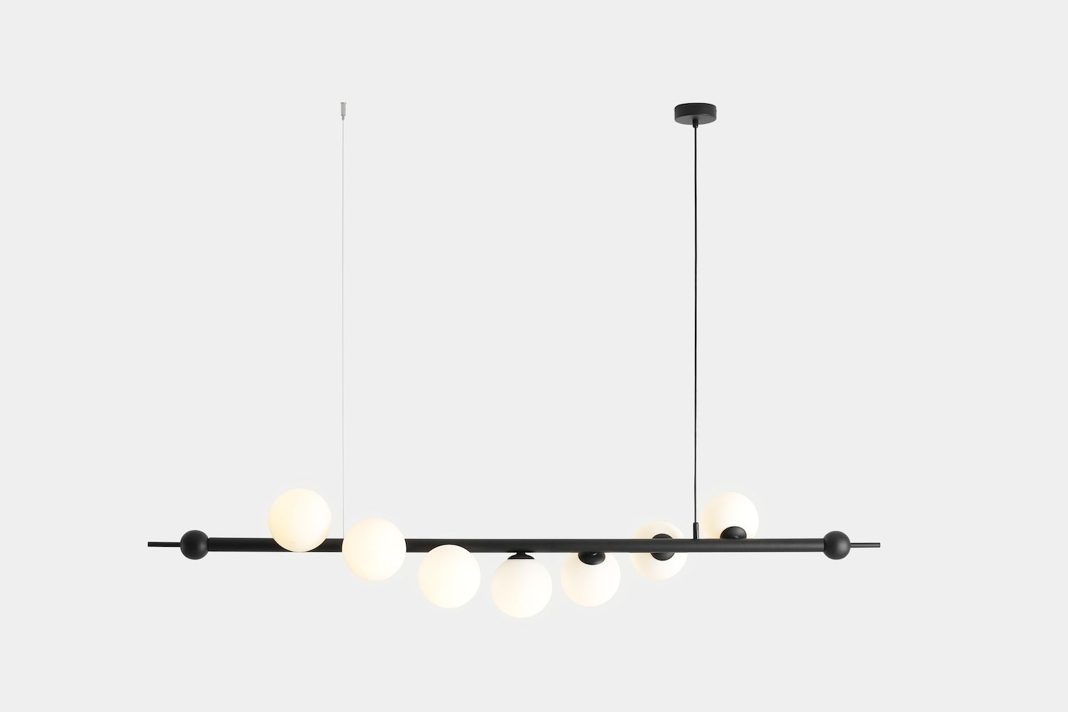 Czarna lampa wisząca Wave 7 z białymi kloszami, w dużym rozmiarze