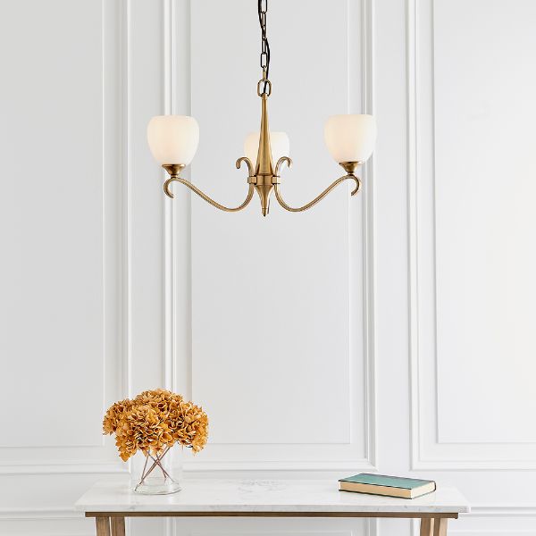 Żyrandol Columbia od Interiors z trzema żarówkami i kloszami z mlecznego szkła