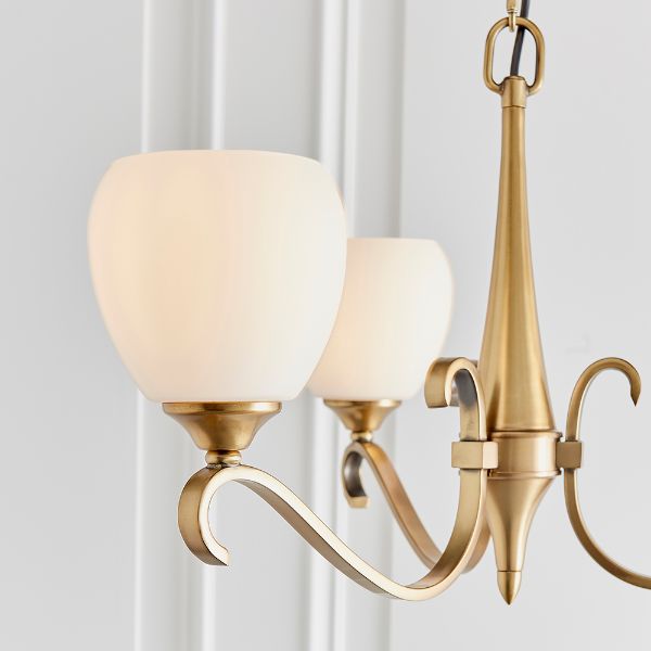 Żyrandol Columbia od Interiors z trzema żarówkami i kloszami z mlecznego szkła