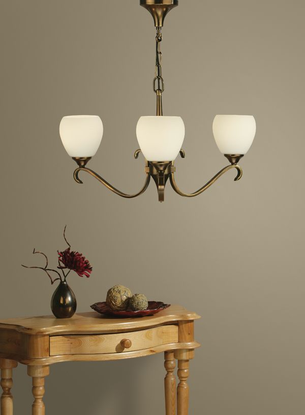 Żyrandol Columbia od Interiors z trzema żarówkami i kloszami z mlecznego szkła