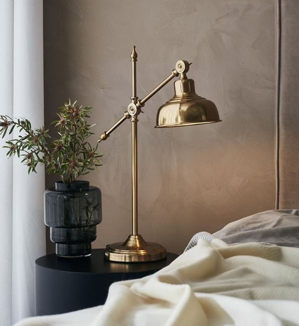 Elegancka biurkowa lampa Grimstad w odcieniu ciemnego złota