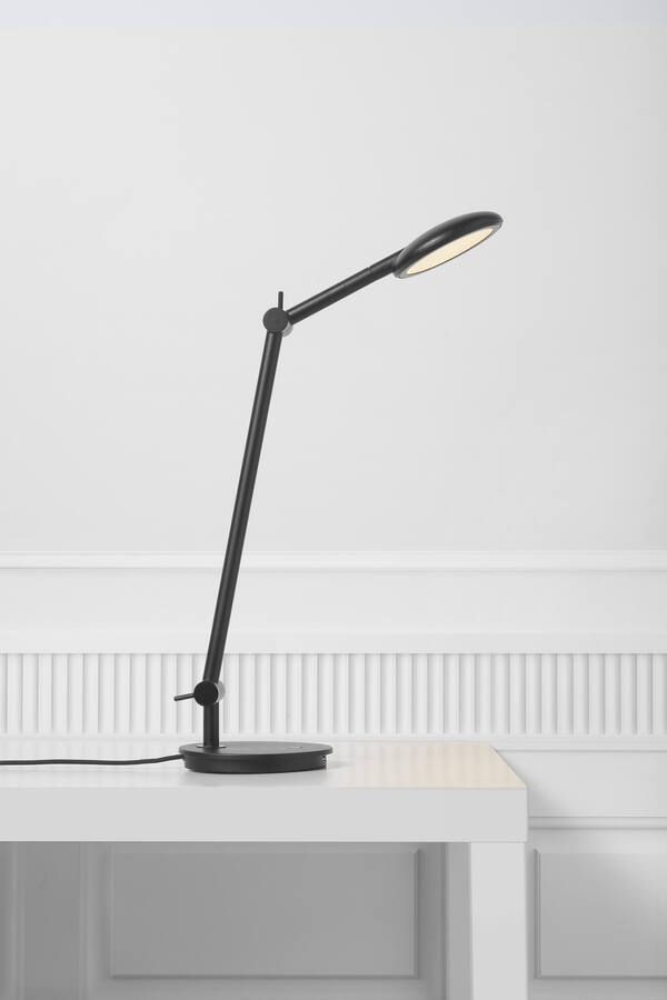 Regulowana czarna lampa biurkowa Bend od Nordlux z wbudowanym portem USB