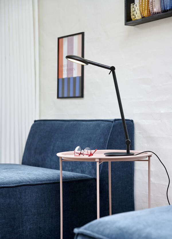 Regulowana czarna lampa biurkowa Bend od Nordlux z wbudowanym portem USB