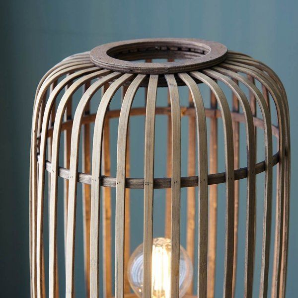Lampa stojąca Mathias z bambusowym kloszem idealna do salonu