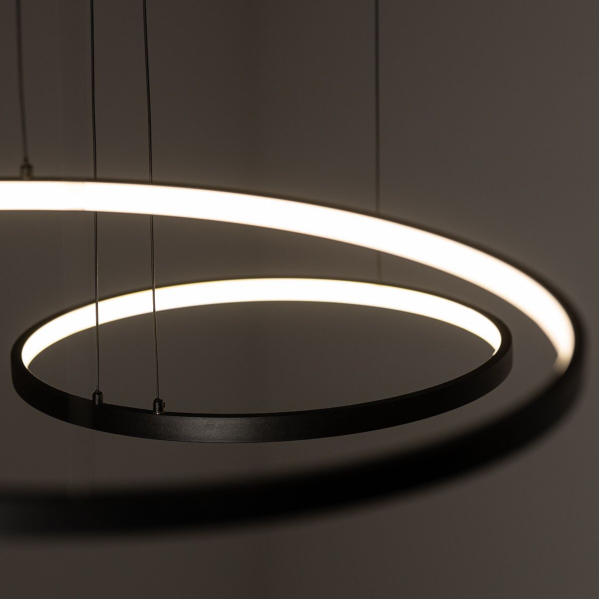 Czarna wisząca lampa Circolo z trzema okręgami LED o ciepłej barwie 3000K idealna do salonu