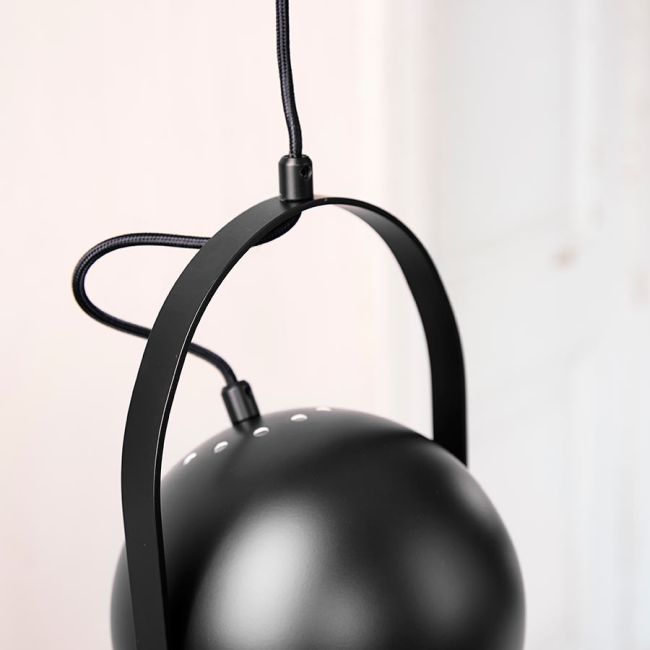Czarna lampa wisząca Ball z uchwytem od Frandsen Lighting