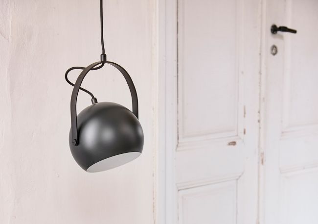 Czarna lampa wisząca Ball z uchwytem od Frandsen Lighting