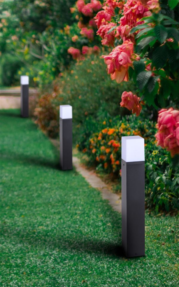 Czarny ogrodowy słupek Geneva S z białym kloszem