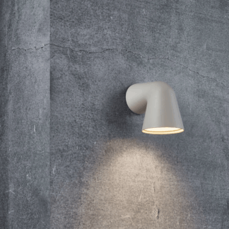 Beżowy kinkiet zewnętrzny Front Single w kształcie tuby, wykonany z aluminium, o klasie szczelności IP44