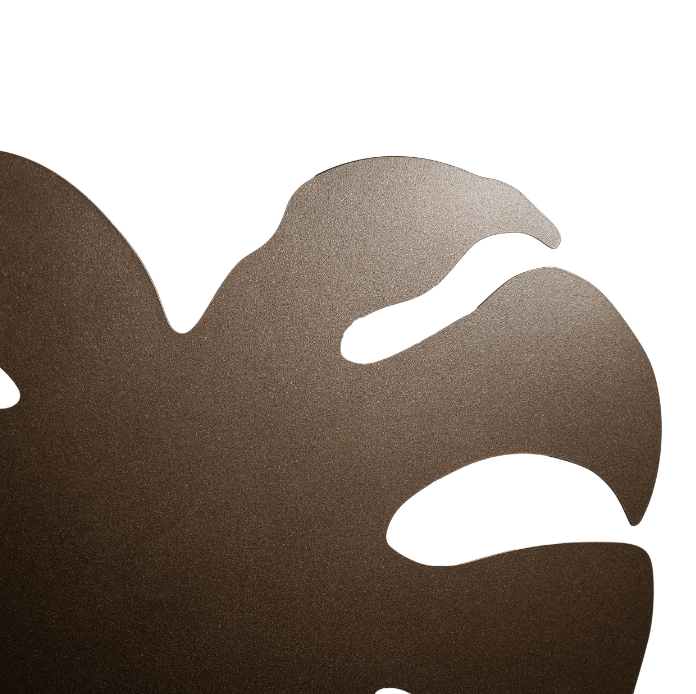 Brązowy kinkiet Monstera w kształcie ozdobnego, płaskiego liścia z odbitym światłem